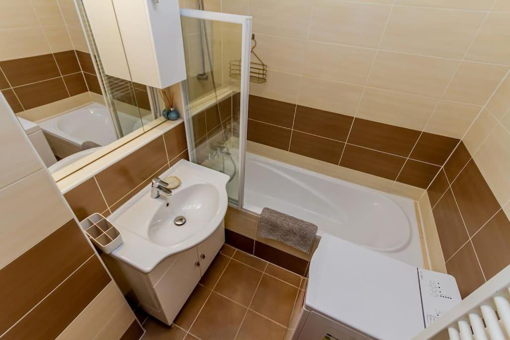 Apartment 2br Corvin Terrace W Ac By Nw
