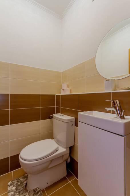 2br Corvin Terrace W Ac By Nw Apartment
