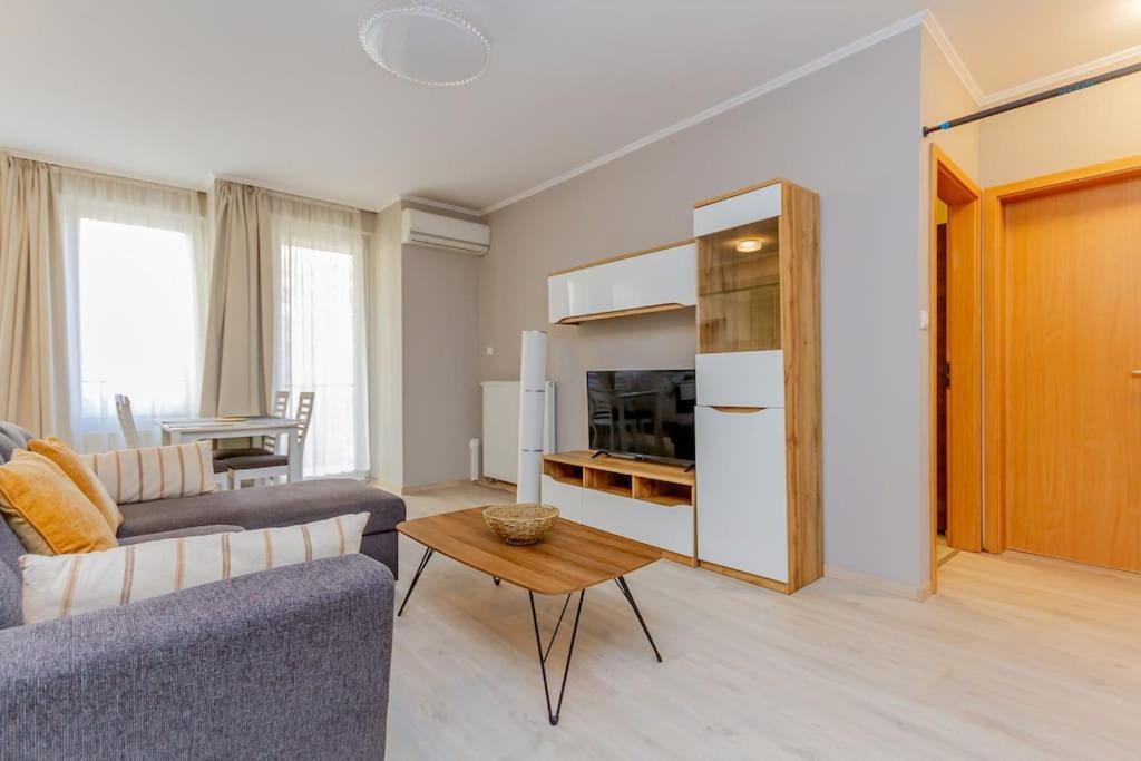 Apartment 2br Corvin Terrace W Ac By Nw Budapest
